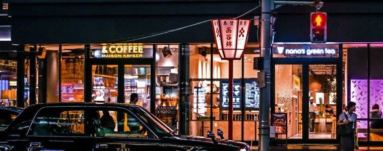 Cầu thủ chuẩn bị đá phạt góc bên cột cờ góc sân, phía xa là vòng cấm đông người minh họa chủ đề kèo phạt góc